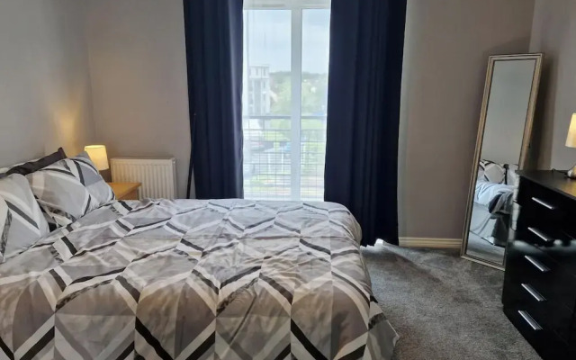 Stylish 2-bed Apartment - Sleeps 4, Parking & Wifi