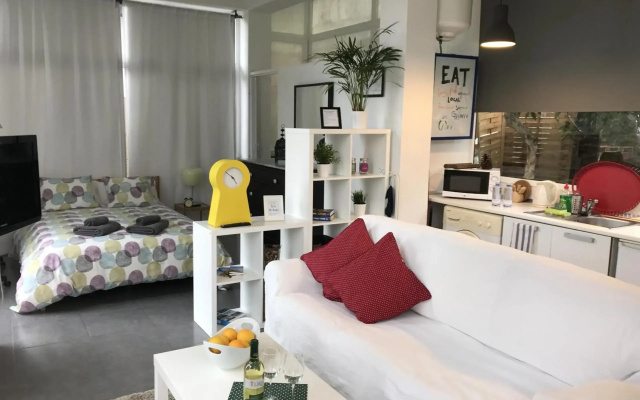 Flatguest Glass House