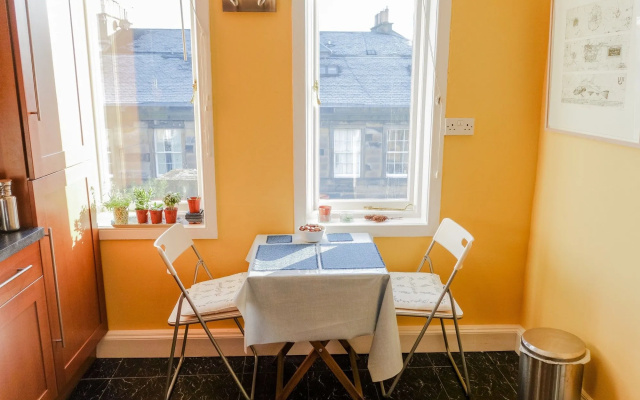 Sophisticated Edinburgh Apartment in City Centre