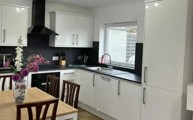 Hot tub - Garden - Bbq - Parking - Pets - Sleeps 6