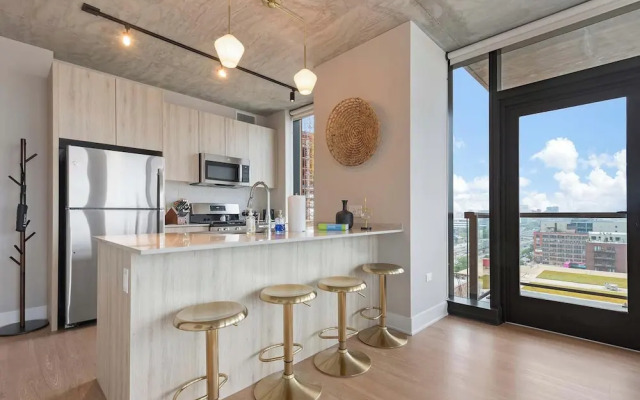 West Loop Retreat High-end Walk to Everything