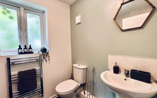 Stylish Townhouse With Free Parking in Liverpool