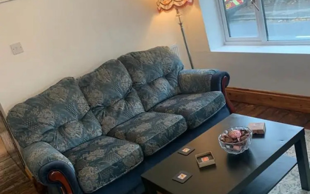 Corner Shop Apartments Sleeps 5 Parking