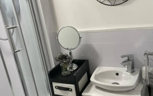 5 Bed House - Sleeps 12 - Pets - Parking