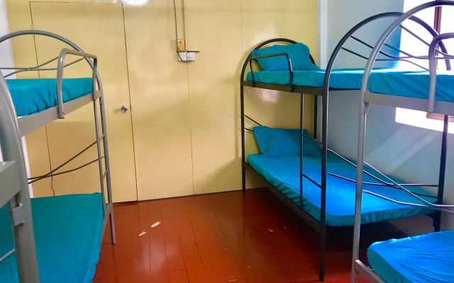 B&L Islanders Inn - Hostel