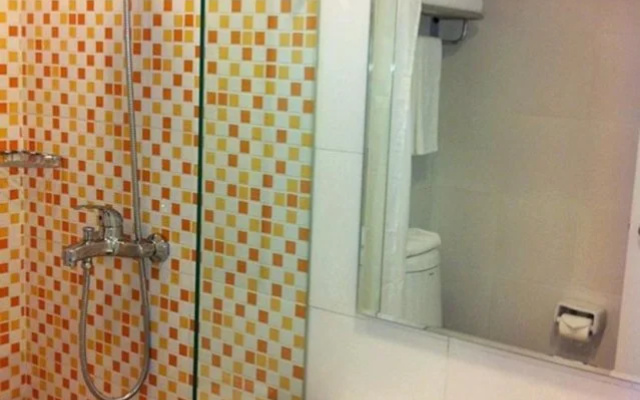 Home Inn (Xianyang Airport Weicheng District Dongfeng Road)