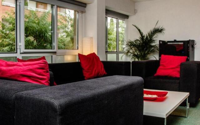 Отель Cool and Chic Hostel Испания, Оспиталет-де-Льобрегат - отзывы, цены и фото номеров - забронировать отель Cool and Chic Hostel онлайн комната для гостей