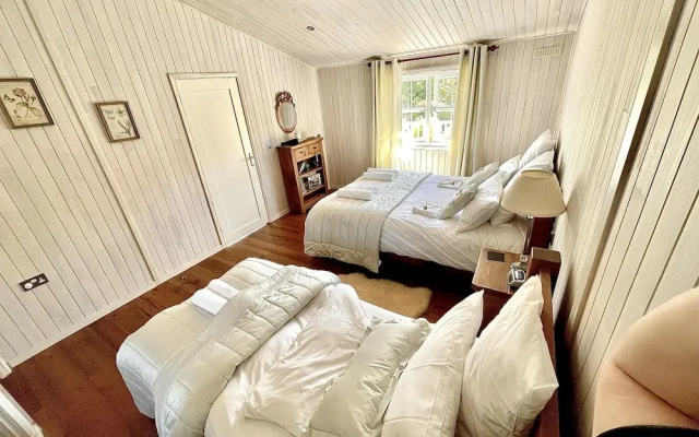 Holiday Lettings Beech Lodge - Stunning 6-bed King