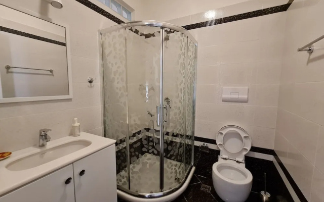 2-bedroom, Sleeps 4, Free Parking