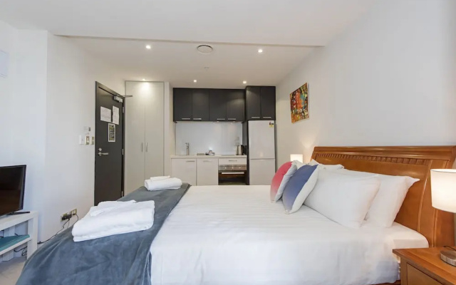 Colourful Bright Studio, Queens Resid, Pool & Gym
