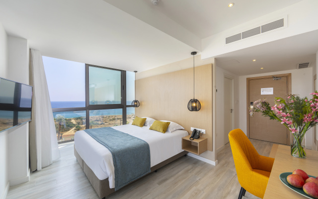 Leonardo Crystal Cove & Spa by the sea - Adults Only