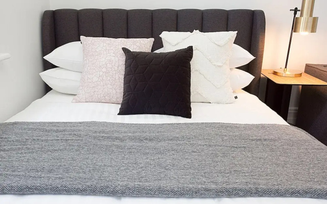 Comfortable Renovated Studio Close To City