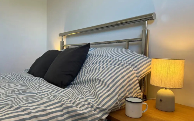 Beach Chalet - 2 Bedrooms - 4 Guests - Parking