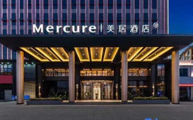 Mercure Hotel Xinyang Baopeng Square