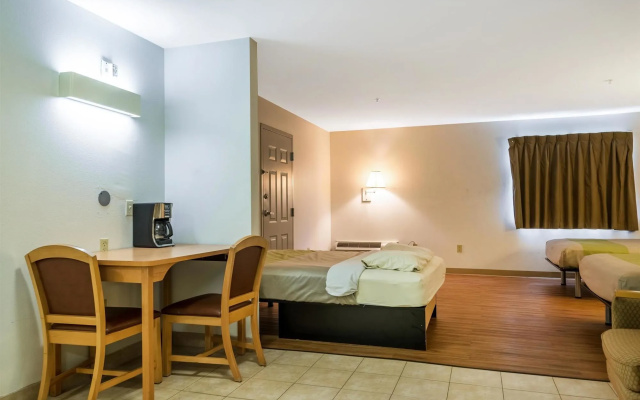 Oyo Townhouse Sulphur,LA Extended Stay I-10