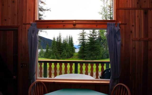 Becker's Lodge Bowron Lake Adventures Resort