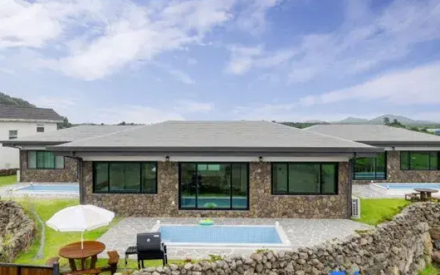 Kimnyeongdoldam private pool villa
