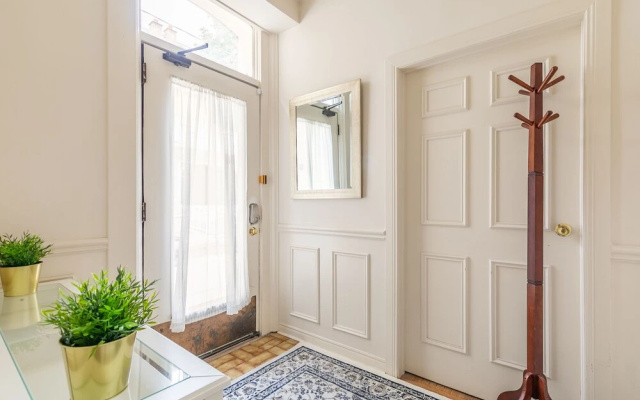 Beautiful Downtown House by Easyhosts