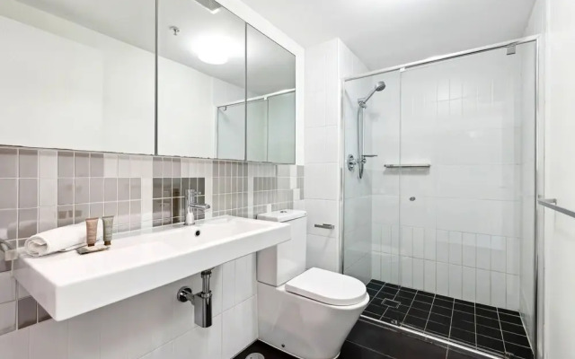 Elegant Inner-city 1-bed With Rooftop Dining
