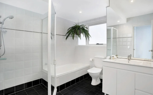 Beautiful 2 Bedroom Apartment Overlooking Manly Wharf - MAN29