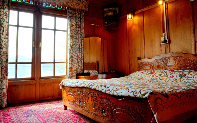 Golden Flower Heritage Houseboat