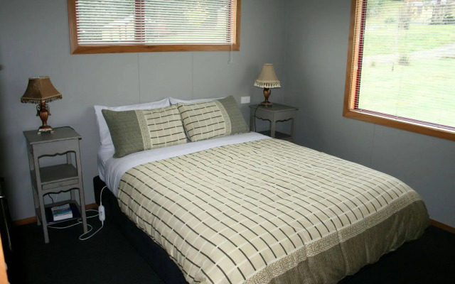 Whistling Frog Cafe & Accommodation