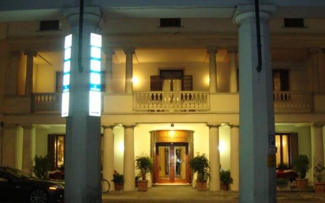 Hotel La Loggia Местрино вид на фасад