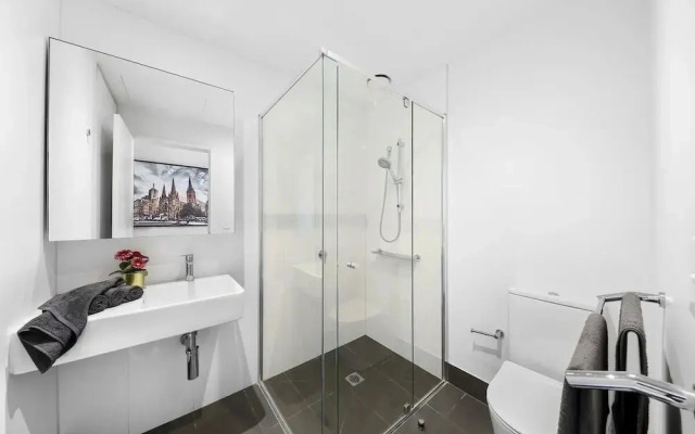 A Stylish 2BR Apt With City Views in Southbank