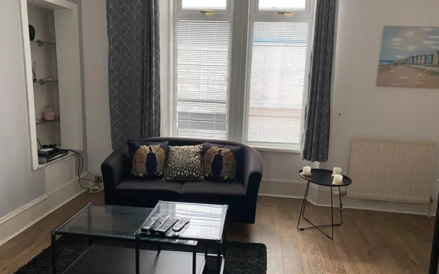 Apartment - Sleeps2 - City Centre - Parking - Yard
