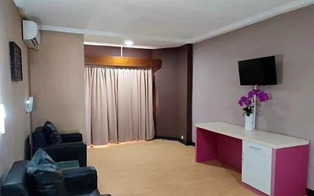 Collection O 1963 Hotel The New Benakutai