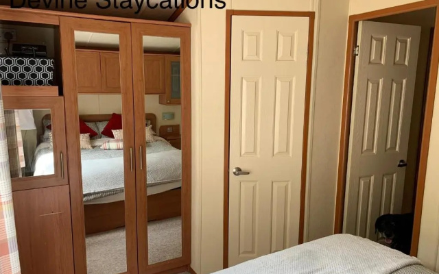 Devine's Caravan Sleeps 6 by River