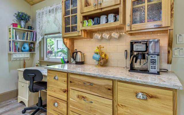 Peaceful 3-bedroom Home w/ Pool in Sarasota