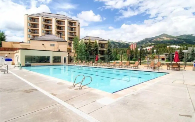 Spacious 4 Bedroom Vacation Rental in Convenient Location with Scenic Views, Pool, Hot Tub