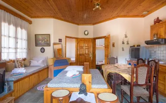 Polina House Maries
