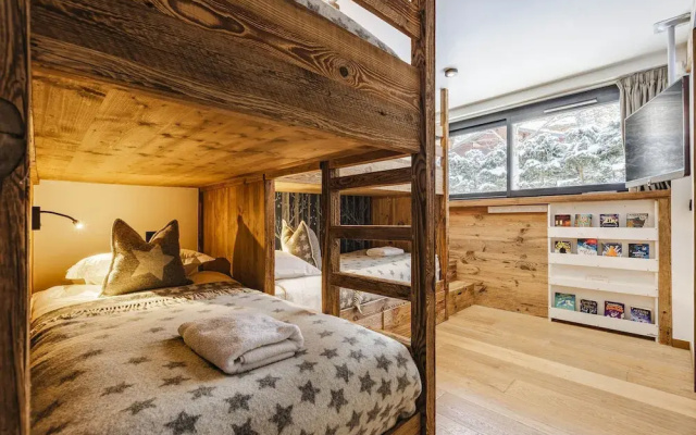 Chalet Black Squirrel