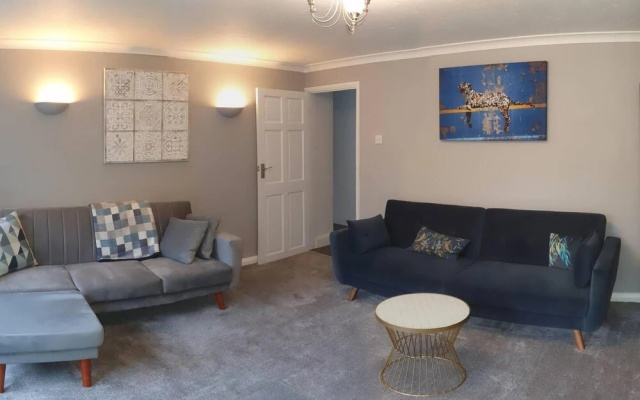Spacious 2-bedroom Family Flat in Iver Heath