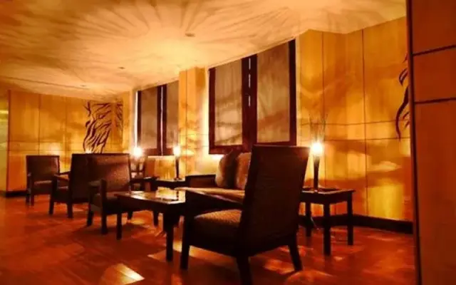 Royal Hotel & Suites