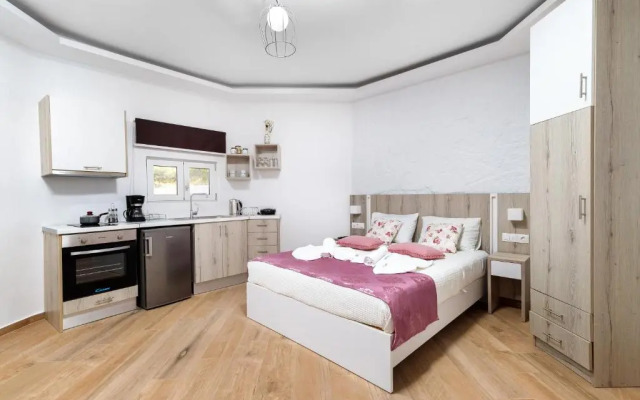 Georgioupoli Studio 2 with a pool and lake views