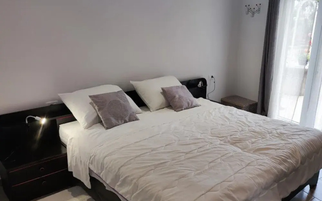 Apartment and Room Bitinada