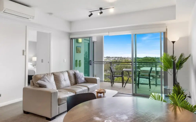 Feel The Sea Breeze: 1-bed With Pool, Gym & Views