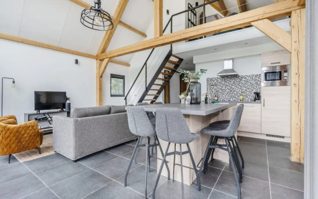 Modern Lodge Stay With Pond View