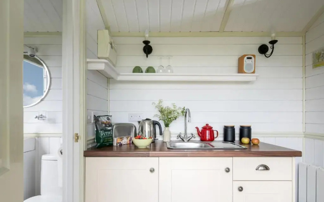 Romantic Shepherds Hut, Kenilworth (Adults Only)