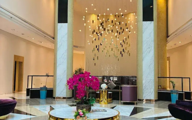 Stunning Studio Dubai with Infinity Pool and Canal View