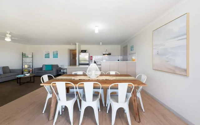 Spacious 3-bed Ground Level Beachside Stay