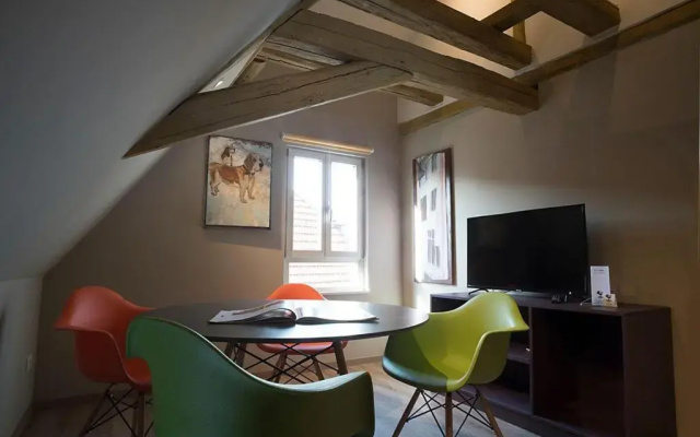 In-der-RAEUCHERKAMMER-die-Superior-Suite-ueber-den-Daechern-der-Altstadt