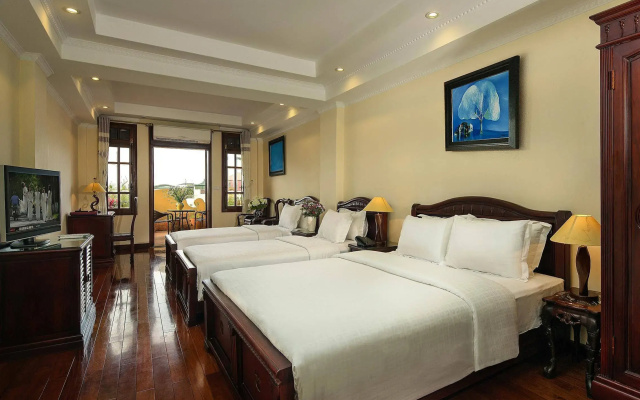 Lucky 3 Hotel & Travel