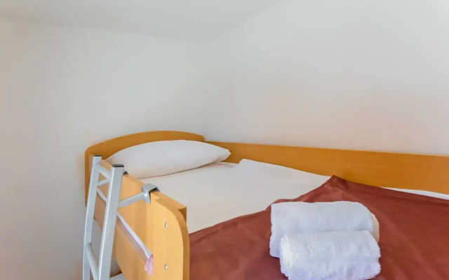 Lovely Apartment in Mastrinka Trogir near Sea Beach