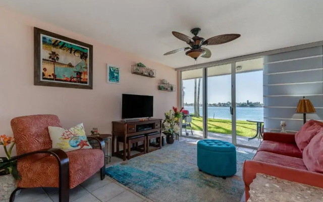 Bahia Vista 8-115