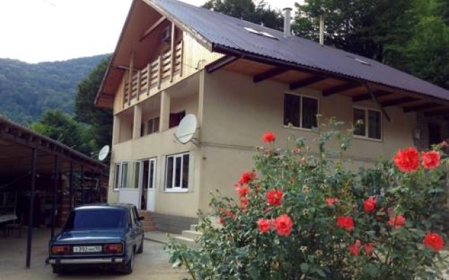 Гостиница U Eleny Guest House в Красной Поляне отзывы, цены и фото номеров - забронировать гостиницу U Eleny Guest House онлайн Красная Поляна вид на фасад
