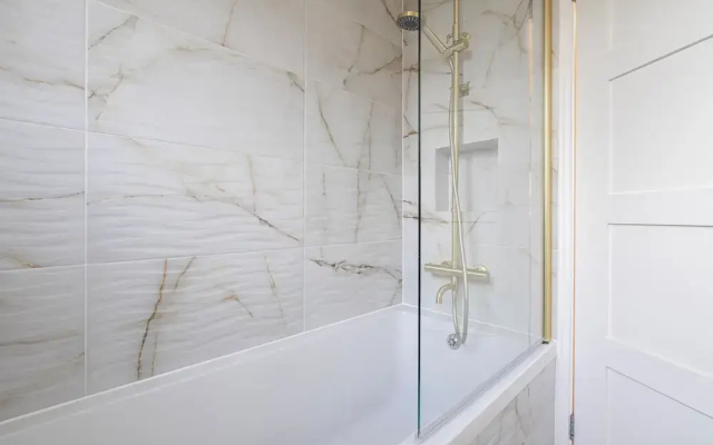 Charming Chiswick Flat by Underthedoormat, London